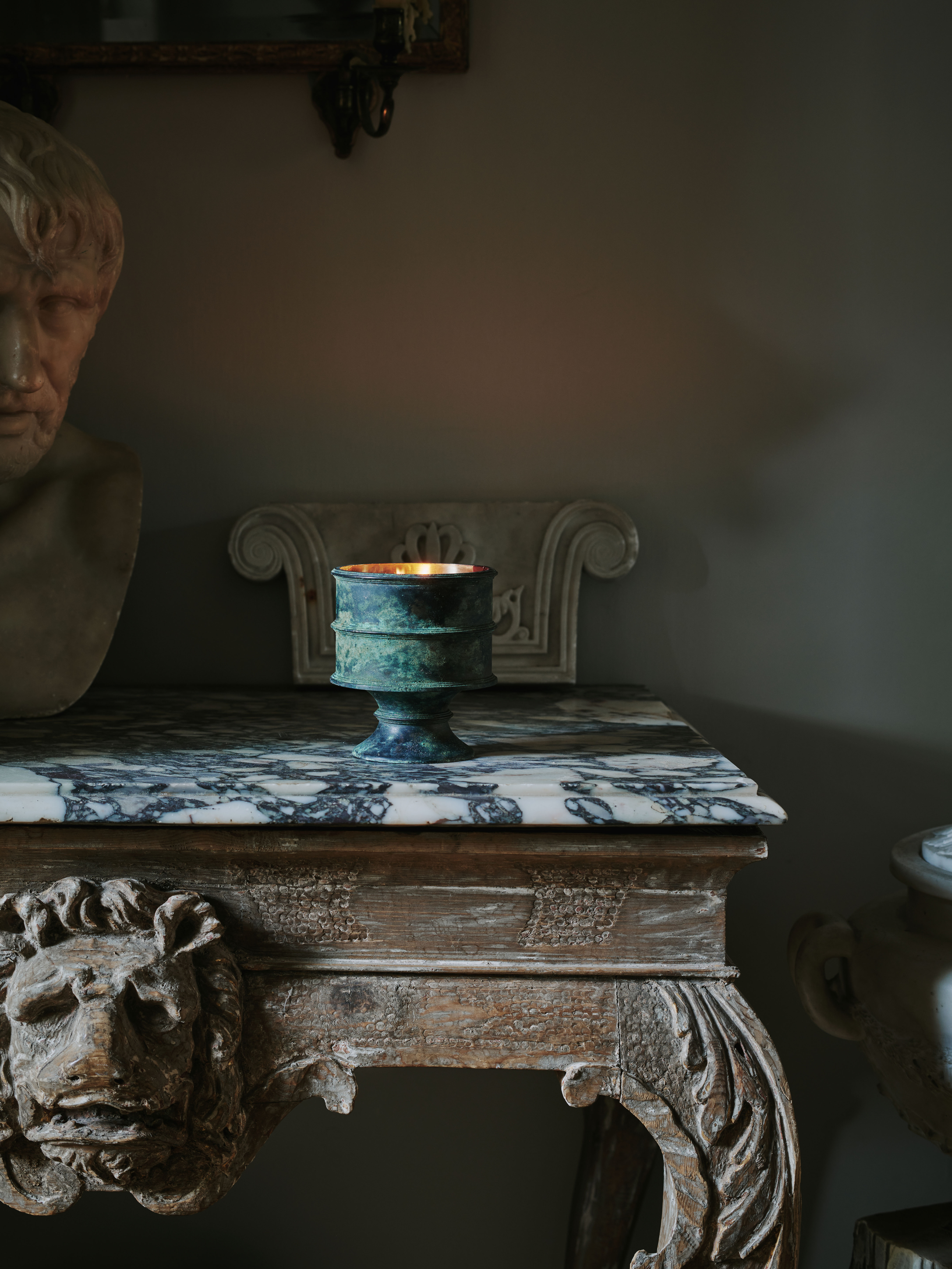 Notes of olibanum, cade, smoke, precious woods, black pepper and amber evoke the ambience of the English Country House.