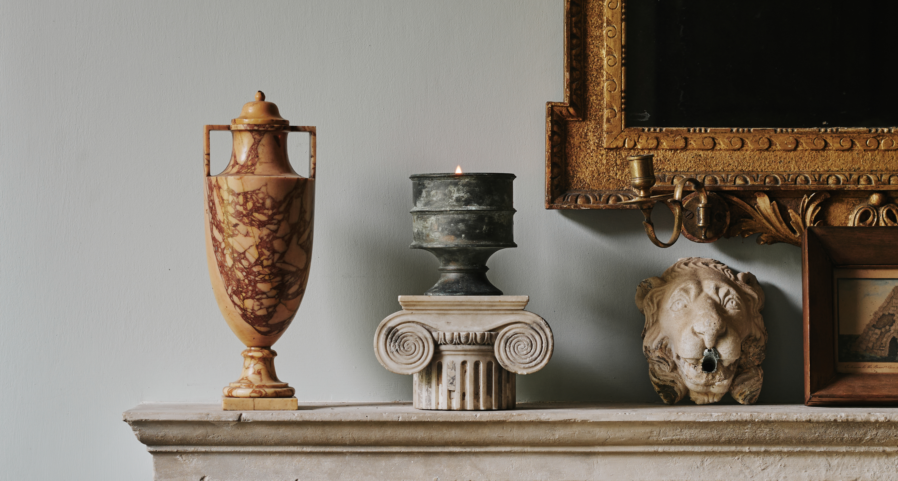 The scent evokes the ambience of the English Country House, that Jamb is synonymous with and brings to mind the aroma of a steady log fire, burning in a room full of antique furniture, tapestries and ancient books.